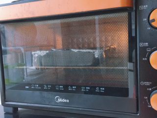 18、家庭烤鸡(烤箱版),将烤鸡放入烤箱中层,210度烤15分钟