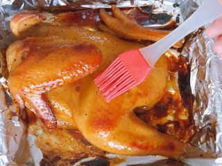 19、家庭烤鸡(烤箱版),取出再把剩下的酱汁都刷上,继续放进烤箱烤10分钟即可