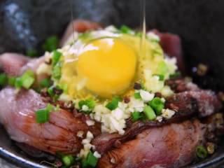 3、外酥里嫩一口一个，不去四川也能有美味的酥肉吃,打入鸡蛋后搅拌均匀。