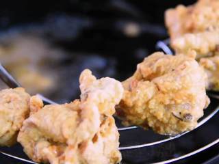 4、外酥里嫩一口一个，不去四川也能有美味的酥肉吃,小火炸至微黄定型、捞出。