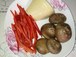 2、[鱼類]菜谱#双冬烧大黄鱼#(创建于2/3~2018),輔材:香菇、冬笋、红椒。