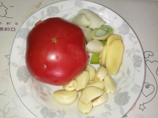 3、[鱼類]菜谱#双冬烧大黄鱼#(创建于2/3~2018),调料:西红柿、蒜头、葱、姜。