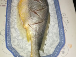 4、[鱼類]菜谱#双冬烧大黄鱼#(创建于2/3~2018),大黄鱼拣净和清洗干净，改刀成十字花刀，进行腌制，加入料酒、盐、胡椒粉等，腌制30分钟。