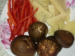 5、[鱼類]菜谱#双冬烧大黄鱼#(创建于2/3~2018),香菇洗净切成十字花刀，冬笋经焯水后改刀成梳子状，红椒洗净切成红椒丝。