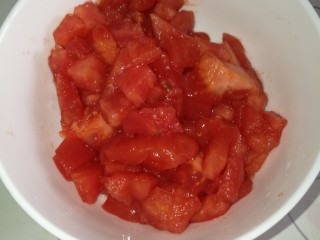 7、[鱼類]菜谱#双冬烧大黄鱼#(创建于2/3~2018),西红柿去皮后，切成丁，备用。