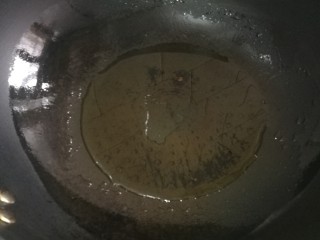 8、[鱼類]菜谱#双冬烧大黄鱼#(创建于2/3~2018),起锅注油(热锅凉油)。