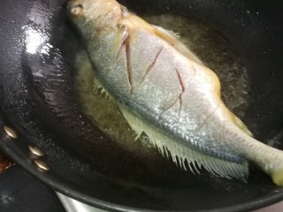 9、[鱼類]菜谱#双冬烧大黄鱼#(创建于2/3~2018),煎大黄鱼，要煎制定型。