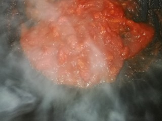 11、[鱼類]菜谱#双冬烧大黄鱼#(创建于2/3~2018),另锅注油、煸炒西红柿和番茄酱。