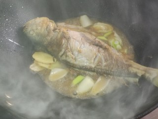 10、[鱼類]菜谱#双冬烧大黄鱼#(创建于2/3~2018),放入料酒、葱姜、胡椒粉，煎制片刻，备用。