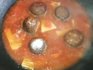 13、[鱼類]菜谱#双冬烧大黄鱼#(创建于2/3~2018),加入调料:料酒、白糖、海鲜酱油，烧8分钟。