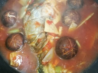 14、[鱼類]菜谱#双冬烧大黄鱼#(创建于2/3~2018),把烧成的双冬番茄酱到入煎制的鱼锅中。