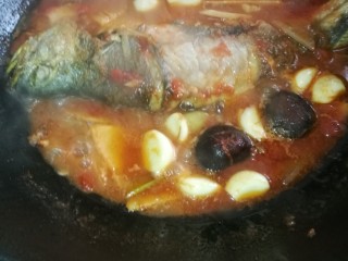 16、[鱼類]菜谱#双冬烧大黄鱼#(创建于2/3~2018),再放入蒜頭，并调料:加入少许盐，再继续烧制3分钟，关火，加味精，准备出锅。