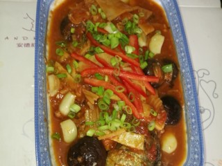 17、[鱼類]菜谱#双冬烧大黄鱼#(创建于2/3~2018),烧制成的大黄鱼装盘，散入红椒丝和葱花。