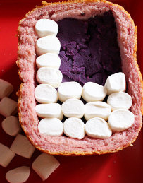 11、棉花糖甜心吐司,棉花糖依序排入紫薯泥的表面,尽量排紧一点