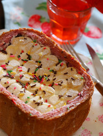 13、棉花糖甜心吐司,在棉花糖吐司上淋炼奶,洒糖粉,洒巧克力米…趁热食用~