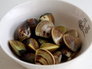 1、蛤蜊蒸水蛋,将吐净沙的蛤蜊壳清洗干净。