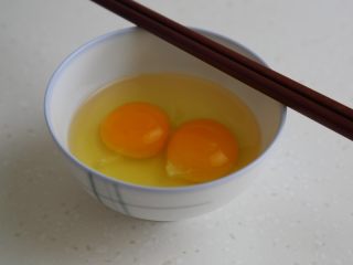 4、蛤蜊蒸水蛋,两只鸡蛋打散。