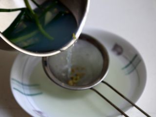 6、蛤蜊蒸水蛋,7.当煮蛤蜊的汤水基本冷确后，过滤。