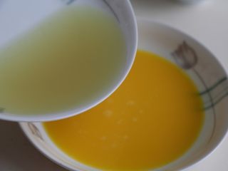 7、蛤蜊蒸水蛋,取过滤出的汁水170克倒入蛋液碗中。注两个鸡蛋约100克蛋液。蛋与水的比例是1：1-2。