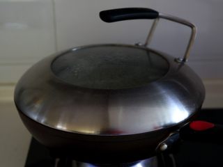 9、蛤蜊蒸水蛋,将蒸锅里的水烧开，然后将鸡蛋上蒸笼，大火蒸8分钟。