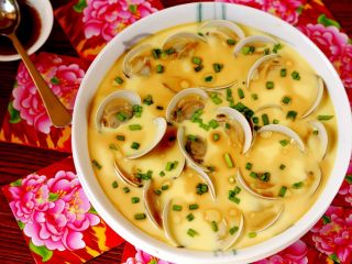 11、蛤蜊蒸水蛋,生抽和油用调料小碗盛着与蒸蛋一同上桌，或许有重口味的方便加。