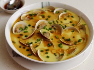 10、蛤蜊蒸水蛋,取出来蛤蜊蒸蛋浇点生抽和油，撒点小蒜苗。