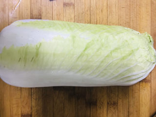 2、家庭馅饼,切半颗白菜