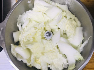 4、家庭馅饼,切成段放入搅拌机