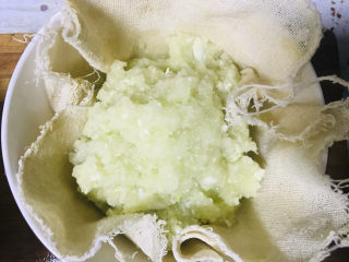 6、家庭馅饼,用蒸笼布过滤白菜中的水分