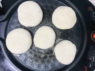 21、家庭馅饼,油热放饼坯