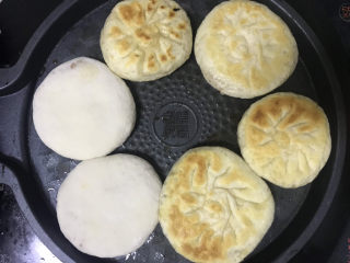 22、家庭馅饼,煎至表面金黄色后翻面继续煎至另一面金黄即可