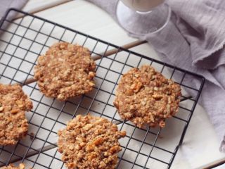 3、燕麦核桃饼干,吃不完可以用塑料袋装起来。