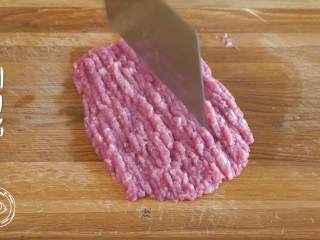 2、9m+白玉丸子汤（宝宝辅食）,首先，猪肉剁成馅，想省事的话在市场直接买肉馅，做丸子我还是觉得自己剁出来的会更好一点哈~