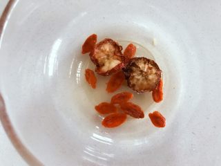 1、宝宝辅食：红枣蒸梨盅-12M ,枸杞用温水稍稍泡一下洗干净。