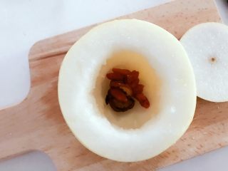 2、宝宝辅食：红枣蒸梨盅-12M ,放入枸杞和冰糖，冰糖可以不加。