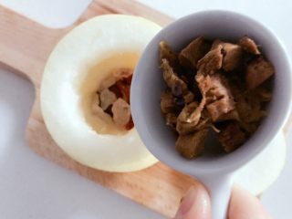 3、宝宝辅食：红枣蒸梨盅-12M ,放入处理好的红枣肉，然后倒入少许清水，不要满，蒸的过程中还会产生水分。