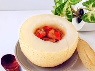 4、宝宝辅食：红枣蒸梨盅-12M ,取出，趁温热吃比较好哈。因为加了红枣，吃起来微甜，连盅带汤水一起食用，最后盘底的梨汁也要喝掉哈。