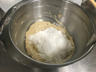 5、巧克力块玛芬 麦芬,加入三分之一过筛后的粉类,快速搅拌后