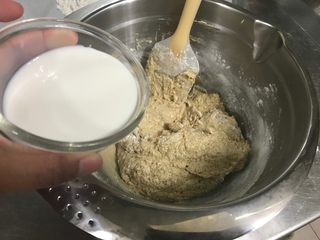 6、巧克力块玛芬 麦芬,加入一半的牛奶,充分搅拌