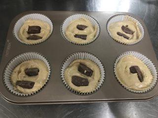 8、巧克力块玛芬 麦芬,加入两块巧克力块