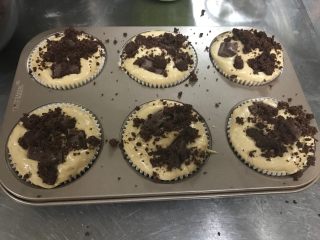 11、巧克力块玛芬 麦芬,撒上黑可可碎