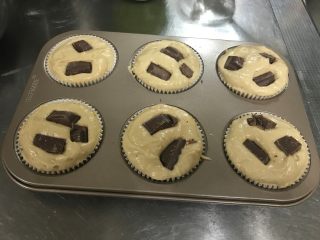 10、巧克力块玛芬 麦芬,用勺子按压平整后放上巧克力块