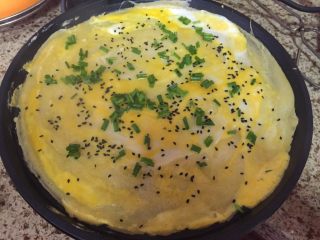9、深夜食堂之煎饼果子,然后撒上黑芝麻和葱花；