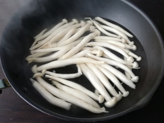 2、干炸鸡腿菇,锅加水烧开，下入鸡腿菇焯水至变软，捞出用手将鸡腿菇攥净水