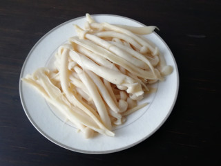 3、干炸鸡腿菇,将粗一些的鸡腿菇撕成两半