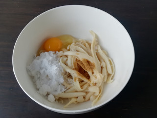 4、干炸鸡腿菇,将鸡腿菇放在大碗内，加入盐、十三香、淀粉，磕入一个鸡蛋