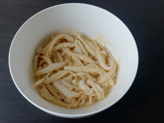 5、干炸鸡腿菇,用筷子搅拌均匀