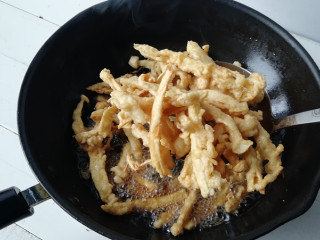 7、干炸鸡腿菇,升高油温至7-8成热。下入蘑菇复炸，将蘑菇炸至外皮金黄，外焦里嫩