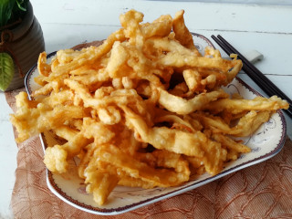 8、干炸鸡腿菇,捞出控油，装盘即可，也可配椒盐上桌