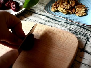 3、枣夹核桃,将红枣中间切一刀